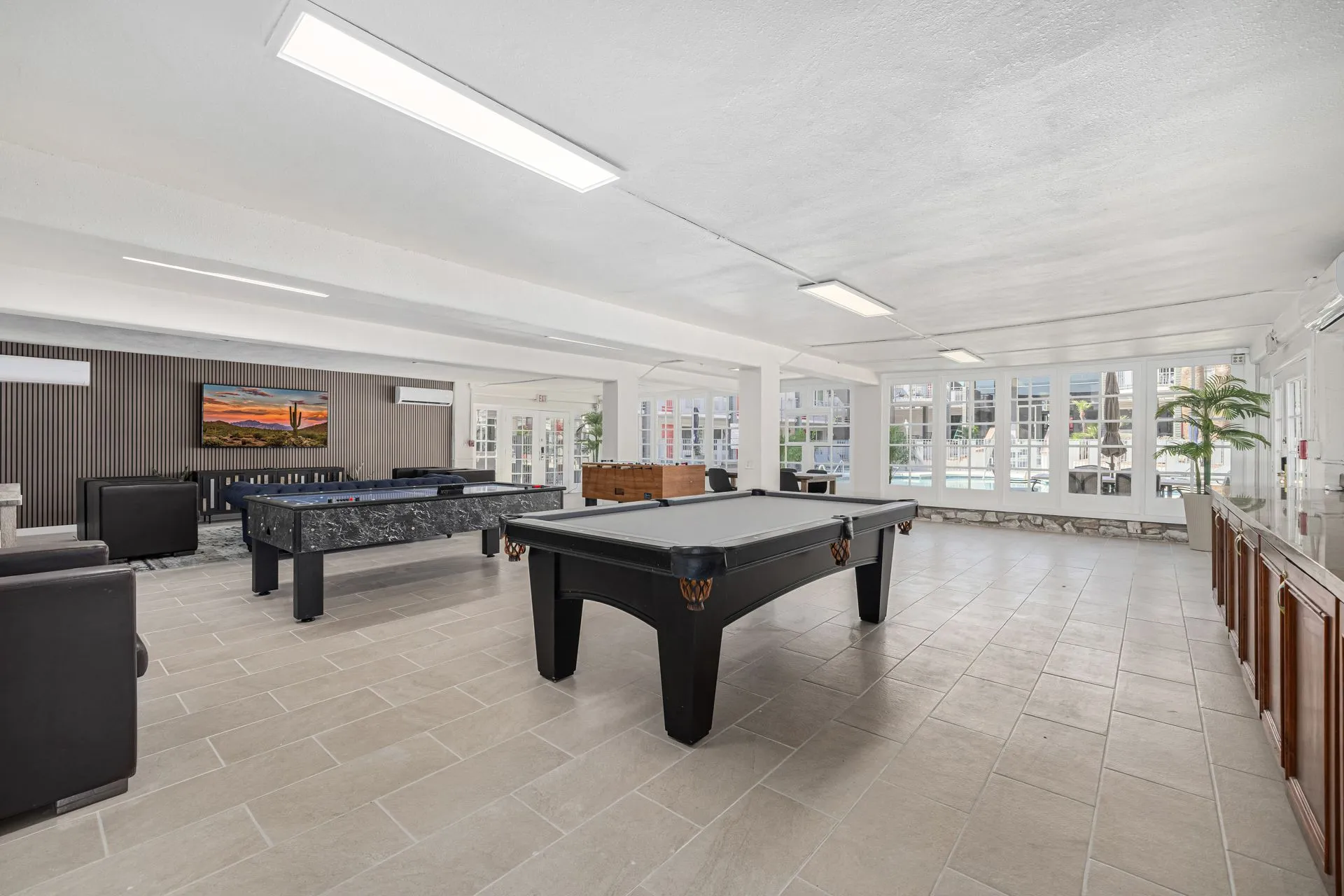 Expansive recreation room